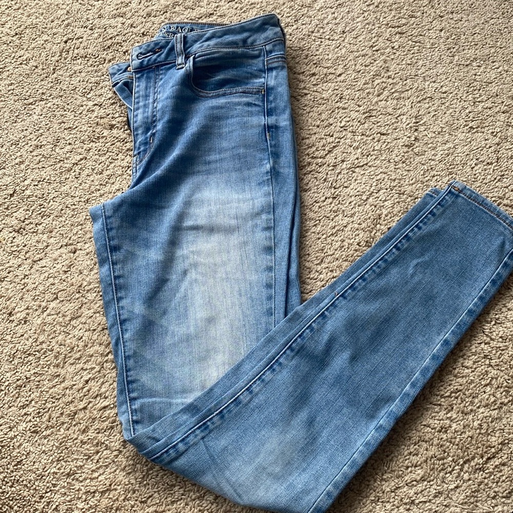 light wash American Eagle skinny jeans